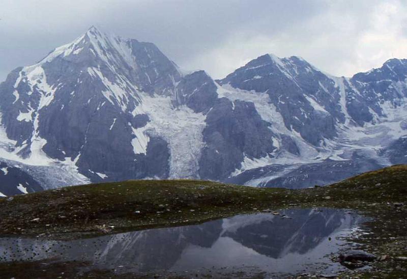 30-Per il Rifugio Città di Milano,il  Gran Zebrù e lo Zebrù,agosto 1986.jpg